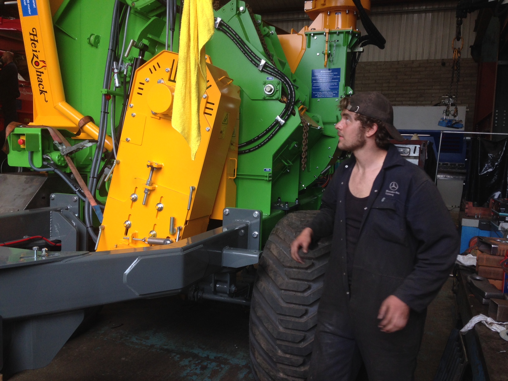 GLENDALE TREES SPECIALLY DESIGNED AND BUILT TANDEM AXEL CHASSIS